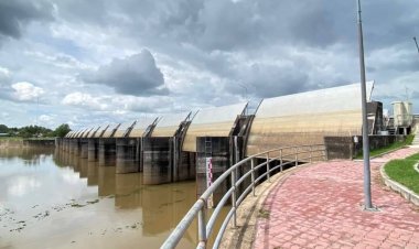 เขื่อนหัวนากันทรารมย์ยกประตูระบายน้ำสุด ทั้ง14 บานให้น้ำระบายได้คล่องตัว