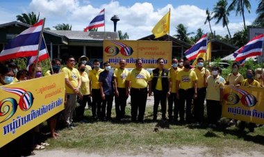 “นายอำเภอทับสะแก”นำปักป้าย “หมู่บ้านเทิดไท้องค์ราชัน” เมืองประจวบคีรีขันธ์