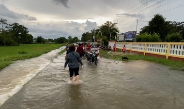 น้ำล้อมหมู่บ้าน!กัดเซาะถนนขาดชาวชนบทถูกตัดจากโลกภายนอก
