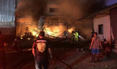 ระทึก!บึ้มสนั่น เพลิงไหม้อาคาร ควันพวยพุ่ง แตกตื่นยกหมู่บ้าน บ้านเรือนใกล้เคียงพังยับ