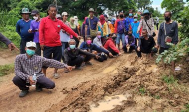 ชาวนาพิจิตรนับร้อยรวมตัวร้องทุกข์ถนนเป็นหลุมบ่อขนพืชผลการเกษตรไปขายไม่ได้