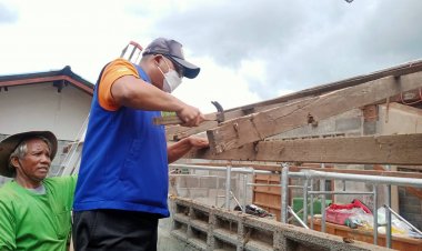 นอภ.โพธิ์ศรีสุวรรณ ลุยตรวจเยี่ยมการสร้างบ้านให้คนชรา