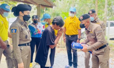 ผกก.สภ.เมืองนราธิวาส ลงพื้นที่ชุมชน ณ นคร ยี่ยมเยียนผู้สูงอายุ ผู้ป่วยติดเตียง และมอบข้าวสาร