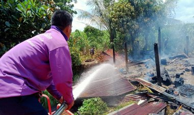 พ่อเฒ่าออกไปรับจ้างถางหญ้า กลับถึงบ้านถึงกับเข่าทรุด พบบ้านถูกไฟไหม้เหลือแต่เสา