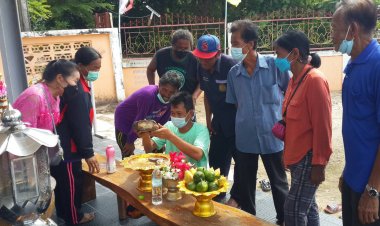 ชาวลานสักแห่ขอโชค!!กระดูกสัตว์โบราณกลายเป็นหินฟอสซิลหนัก 2.8 กก.