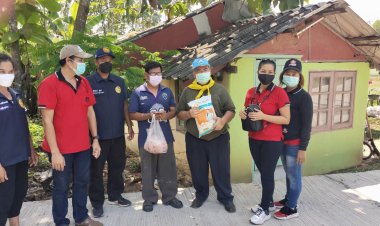 "เจ๊ตั๊ก"ไก่สดกบินทร์บุรีใจบุญ ยังเดินสายแจกข้าวสาร-เงินสดคนจนครอบครัวละ 200 บาท