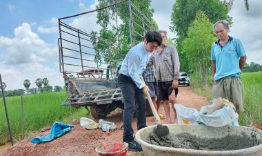 นายกอบต.กำนัน ผู้ใหญ่บ้านและชาวบ้านช่วยกันซ่อมถนน หลังถูกน้ำหลากกัดเซาะโดยไม่ใช้งบหลวง