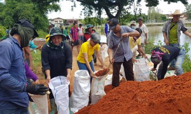 ชาวตำบลกะฮาดชัยภูมิเร่งกระสอบเสริมริมน้ำชี เตรียมรับมือน้ำฝนกระหน่ำซ้ำ