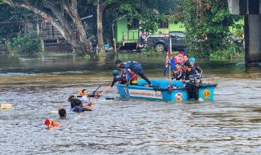 นาทีระทึก!เรือยาว 12 ฝีพายล่มกลางแม่น้ำปราจีนฯ 2 รอบ โชคดีไม่มีผู้เสียชีวิต