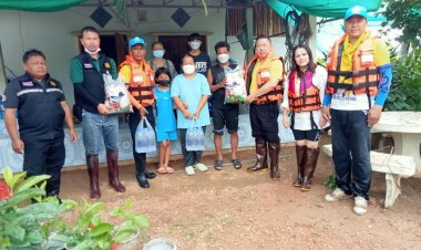 "ส.ส.ตาก" ควงภรรยา ลุยน้ำนำอาหาร น้ำดื่ม ถุงชีพมอบผู้ประสบอุทกภัยสามเงา