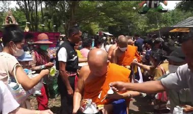 หนึ่งเดียวในไทย!ประเพณีกินกลอยตักบาตรข้าวสารอาหารแห้งที่วัดด่านตะกั่วสามัคคี