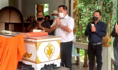 "นายกเคี้ยง" ประธานจุดธูปเทียนธรรมและ ทอดผ้าไตรเอกบังสกุล งานฌาปนกิจศพ "แม่หลวงอบเชย ธรรมชื่น "