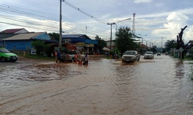 ฝนตกหนักน้ำป่าเทือกเขาภูแลนคาไหลบ่าท่วมถถนนสายชัยภูมิ-ตาดโตน บ้านเรือนริมถนนแล้ว