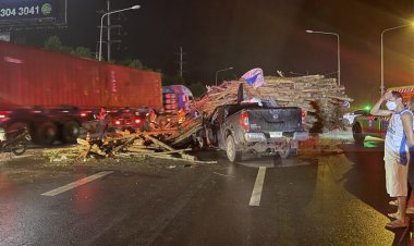 กระบะซิ่งพุ่งเสยกลางลำรถ 6 ล้อบรรทุกไม้ยูคาลิปตัสดับ 1 สาหัส 4 ราย