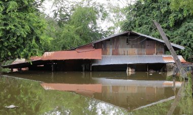 น้ำชีทะลักท่วมเขตเมืองขอนแก่นแล้ว ปชช.ขนของวุ่น-อพยพนอนที่เทศบาล