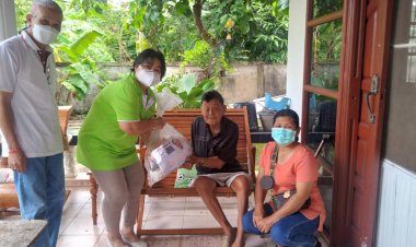 อสม.ชุมชนมณีไพรสณฑ์  มอบถุงยังชีพให้ชาวบ้านได้รับผลกระทบศก.ตกต่ำ