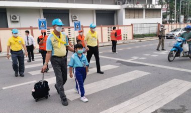 มีที่นี้ที่เดียว!!ทุกเช้ารองผู้ว่าอุทัยธานีจูงเด็กนักเรียนข้ามถนนไปส่งโรงเรียนทุกวันเพื่อความปลอดภัย