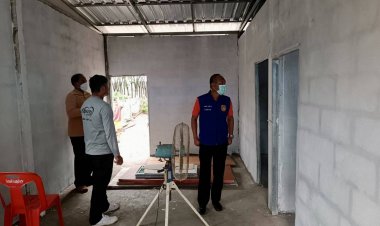 นอภ.ขุนหาญ นักพัฒนาลุยตรวจเยี่ยมให้กำลังใจดูความคืบหน้าการสร้างบ้าให้ผู้ยากไร้