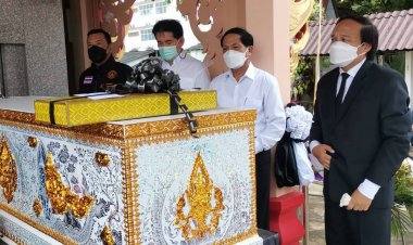 "นายกเสริฐ-นายกเคี้ยง" ประธาน ทอดผ้าไตรเอก ไตรรอง บังสกุล งานฌาปนกิจศพ "คุณแม่นารี"