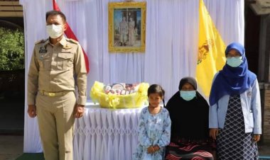 ผู้ว่าฯเชิญตะกร้าสิ่งของพระราชทานในหลวง-พระราชินี มอบแก่ญาติ"ด.ต.บาห์รี"เหยื่อไฟใต้