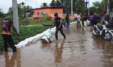 ฝนกระหน่ำน้ำนอง นายกอบต.นาดี ลุยวางกระทรายกันน้ำท่วม ระดับน้ำเพิ่มสูงต่อเนื่อง