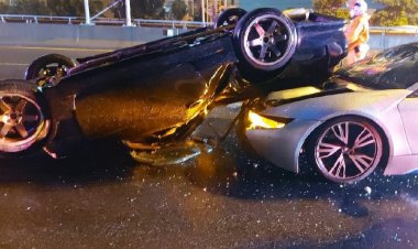 สุดระทึก!เก๋งซิ่งฝ่าสายฝนพุ่งชนขอบทางด่วนหงายท้องล้อชี้ฟ้ารถสปอร์ตหรูพุ่งเสยซ้ำ