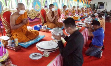 นายกเทศมนตรีตำบลผือใหญ่ นำชาวบ้านจัดงานบุญมหาสังฆทานใหญ่
