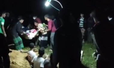 ญาตินำศพที่ถูกวิสามัญประกอบพิธีทางศาสนาอิสลามลำเลียงส่งศพไปฝังที่ดูโบร์หรือสุสาน