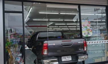 เฒ่าวัย 61 ปีซิ่งกระบะพุ่งทะลุกระจกเซเว่น “พังยับ-เละทั้งร้าน"สินค้ากระจายเกลื่อนพื้น