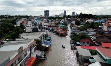 ขอนแก่นจมบาดาล!ฝนตกหนัก น้ำทะลักท่วมเมือง-ถนนหลัก นำรถใหญ่ เรือท้องแบนช่วยรับ-ส่ง