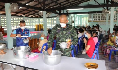 "พล.ต.เฉลิมพร"ผอ.ศปพร. ร่วมบุญ ส่งตายาย “วันสารทเดือนสิบ” วัดเกษมประทีป อ.ตากใบ