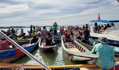 ชาวประมงนำเรือกราดหอยแครง80ลำล้อมเรือเจ้าหน้าที่ทรัพยากรทางทะเล