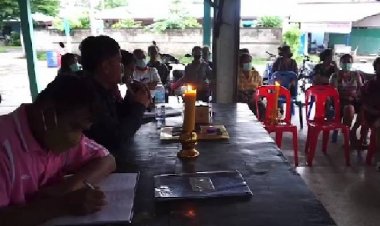 ชาวบ้านเทศบาลเมืองหนองกี่จี้ผู้ใหญ่มาชี้เแจงศาลากลางหมู่บ้าน  ถูกตัดน้ำ-ตัดไฟ