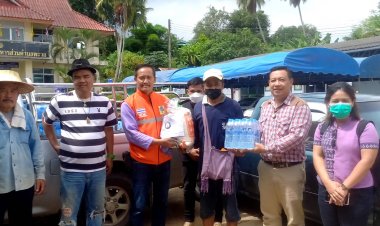 "ผู้ใหญ่หมี"มอบน้ำดื่มสะอาดให้ชาวบ้าน ต.พะวอ ประสบภัยอุทกภัยน้ำท่วม