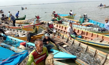 เจ้าหน้าที่แจ้งความกล่าวโทษแกนนำกับพวก ชาวประมงคราดหอยประกอบเรือกลและขัดขวางพนักงานในขณะปฏิบัติหน้าที่ 2 ราย จากเรือทั้งสิ้น70ลำ