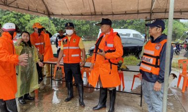 พ่อเมืองศรีสะเกษ ไม่ทอดทิ้งกัน รุดเยี่ยมปลอบใจชาวบ้านประสบภันน้ำท่วม2ชุมชน