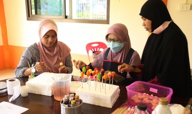 สองวิทยากรเปิดคลาสสอนทำขนมไทยสำหรับแม่บ้านที่มีงบน้อย  สร้างรายได้ 300- 500 บาท ต่อที่วัน