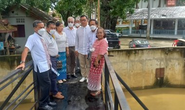 นายก ทน.แม่สอด ลงพื้นที่ตรวจสะพานข้ามลำห้วยแม่สอด หลังวัดมณีไพรสณฑ์ ชำรุดเสียหาย