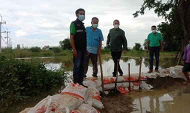 นายกอบจ.พิจิตรลงพื้นที่หาแนวทางแก้น้ำท่วมตำบลบ้านนาเหตุน้ำจากกำแพงเพชรไหลบ่าเข้ามา