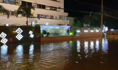 ต้านไม่อยู่!ฝนตกหนักมวลน้ำมหาศาลทะลักท่วมเมืองชัยภูมิกลางดึกอพอลหม่าน