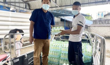 "ผู้ใหญ่หมี" รับมอบน้ำดื่มสะอาด 300 โหล จาก "พ่อเลี้ยงคำ ท่า 23 วังแก้ว"ช่วยเหยื่อน้ำท่วม