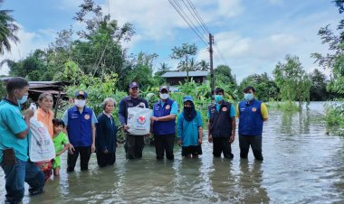 อำเภอโพธิศรีสุวรรณ มอบถุงยังชีพแก่ผู้ประสบภัยน้ำท่วมตำบลผือใหญ่