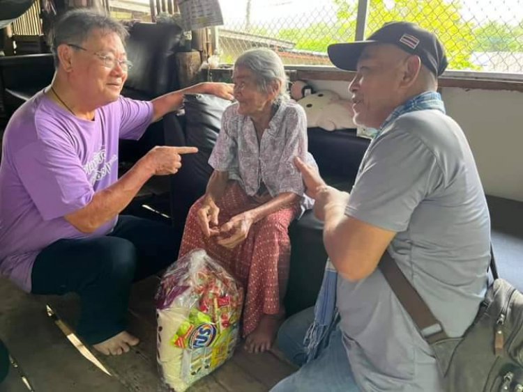 ลุงสมชัยฐ์ "พู่ว่ากาดนั่งยอง" เยี่ยมคนชรา ที่ย่านรี อ.สามเงา จ.ตาก