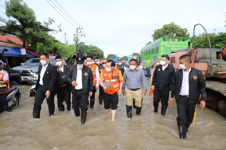 มท.1ลงพื้นที่ตรวจติดตามน้ำท่วมและการให้ความช่วยเหลือประชาชนใน จ.ปทุมธานี