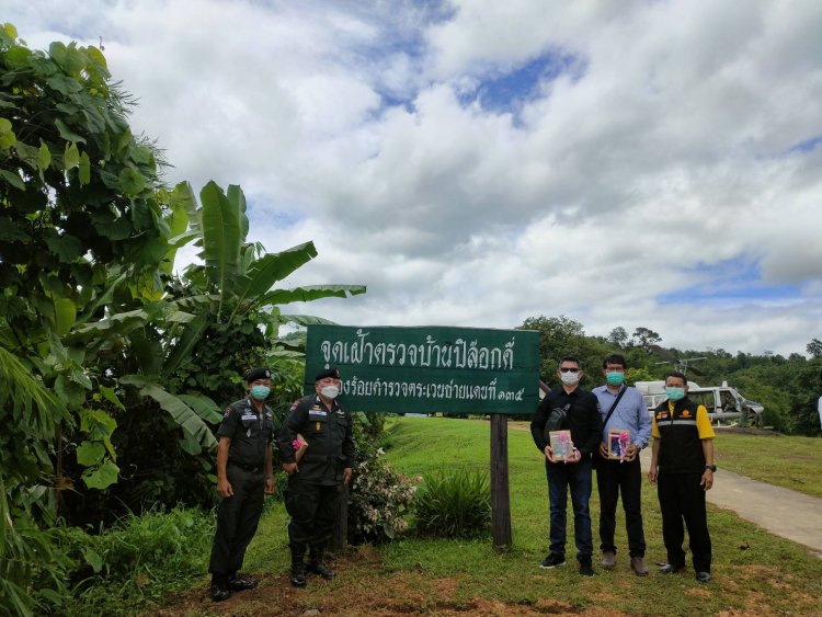 พลตำรวจตรีประกอบนำทูตญี่ปุ่นเข้าเยี่ยมชมโรงเรียน ตชด.บ้านปิล็อกคี่