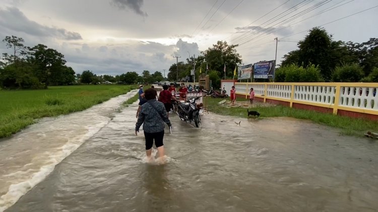 น้ำล้อมหมู่บ้าน!กัดเซาะถนนขาดชาวชนบทถูกตัดจากโลกภายนอก