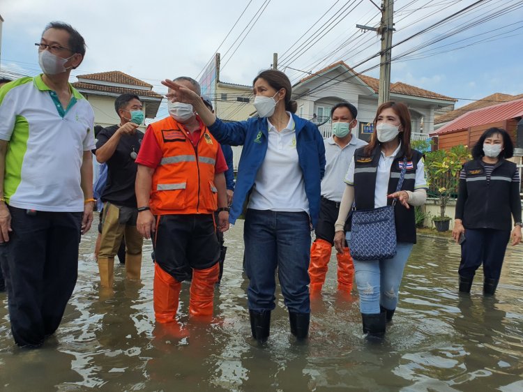 "นันทิดา"นายกอบจ.สมุทรปราการ ลงพื้นที่ติดตามความคืบหน้าในการระบายน้ำ