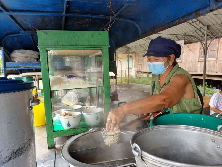 ก๋วยเตี๋ยวเรือ“ป้าจันทร์ฉาย”อิ่มอร่อยอัดแน่นเต็มชาม 20 บาท