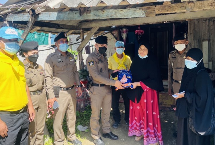 ตำรวจ สภ.เมืองนราธิวาส เยี่ยมชาวบ้าน ผู้สูงอายุ ผู้พิการ ผู้ป่วยติดเตียง เด็กเล็ก