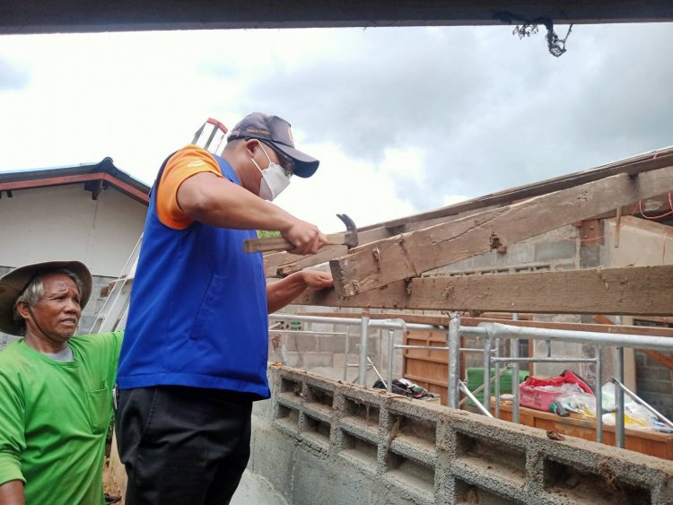 นอภ.โพธิ์ศรีสุวรรณ ลุยตรวจเยี่ยมการสร้างบ้านให้คนชรา